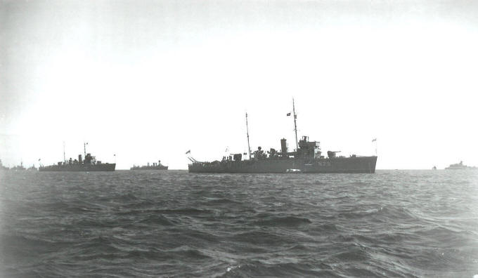 HMS Niger and HMS Hazard NMM N10273